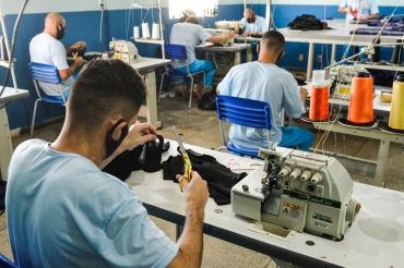 Reeducandos trabalham na oficina de costura da PCE - Foto: Tchélo Figueiredo / Secom-MT