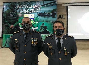 Subchefe de Estado Maior, coronel Pinheiro, ao lado do novo comandante do 7BPM, tenente-coronel Eduardo - Foto: PMMT