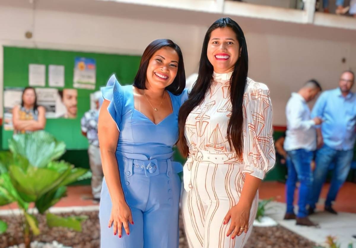 A prefeita, Giseli Ribeiro, entre as vereadoras, Dione Rodrigues (E), e Laura Moraes (D), empossadas na manh desta quarta-feira.