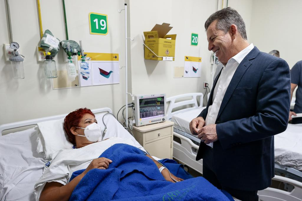O governador Mauro Mendes em conversa com a paciente Eloize Madalena