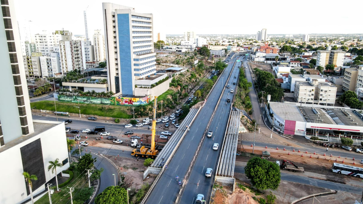 Lanamento de vigas no viaduto da Avenida Miguel Sutil - Foto: Nlio Oliveira