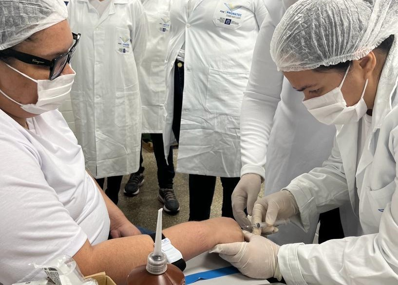 Alunos do curso de Enfermagem durante aula prtica - Foto: Ascom Seciteci